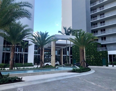 16385 Biscayne Blvd - Photo Thumbnail 1