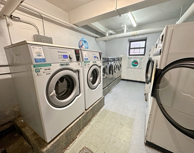647 Albany Avenue - Photo Thumbnail 4