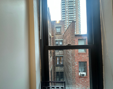 130 East 24th Street - Photo Thumbnail 5