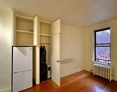 398 East 52nd Street - Photo Thumbnail 3