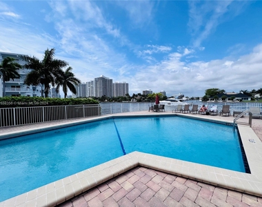 3161 S Ocean Dr - Photo Thumbnail 21