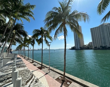 325 S Biscayne Blvd - Photo Thumbnail 13