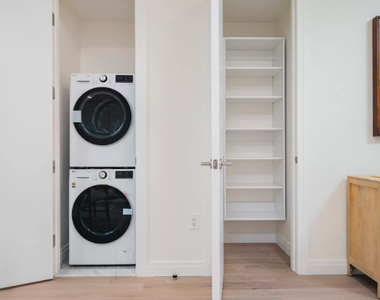 245 Lorimer Street - Photo Thumbnail 4