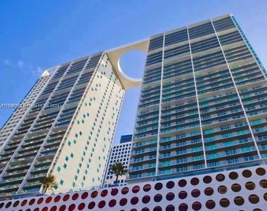 500 Brickell Ave - Photo Thumbnail 1