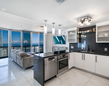 495 Brickell Ave - Photo Thumbnail 8