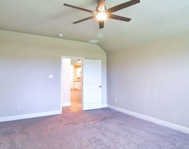 910 Waterview Drive - Photo Thumbnail 12