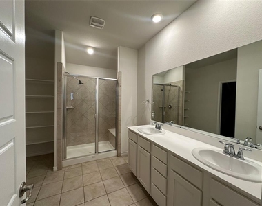 2333 Larimar Drive - Photo Thumbnail 7