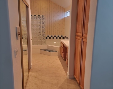 6829 E Pinnacle Pointe - Photo Thumbnail 2