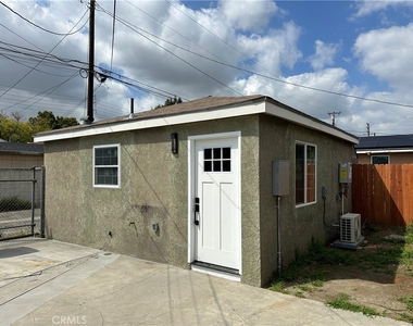 11245 Benfield Avenue - Photo Thumbnail 2