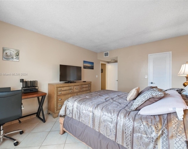 3725 S Ocean Dr - Photo Thumbnail 18