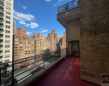 East 55 Street - Photo Thumbnail 7