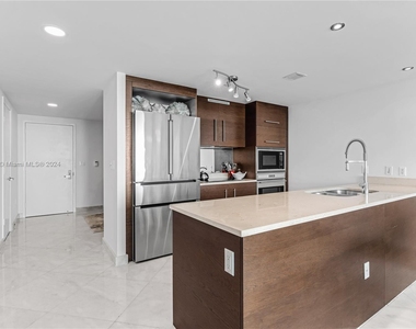 475 Brickell Ave - Photo Thumbnail 10