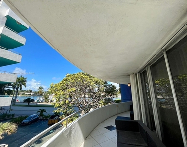 5151 Collins Ave - Photo Thumbnail 11