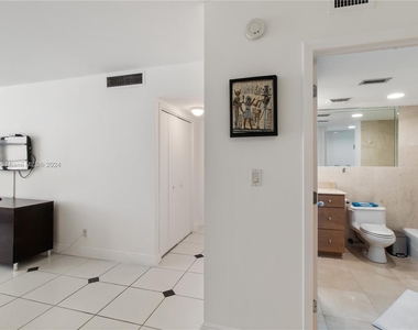 5151 Collins Ave - Photo Thumbnail 9