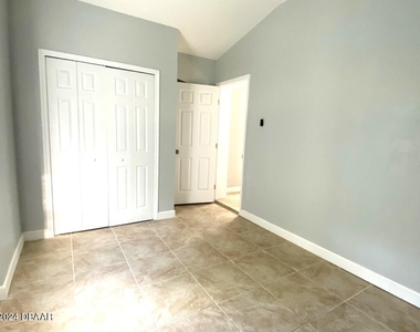 228 E Holly Drive - Photo Thumbnail 16