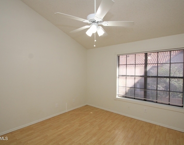 3491 N Arizona Avenue - Photo Thumbnail 5