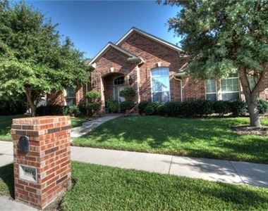 8600 Lariat Circle - Photo Thumbnail 1