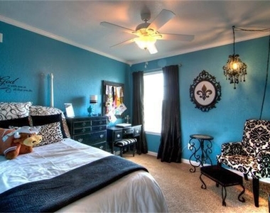 8600 Lariat Circle - Photo Thumbnail 7