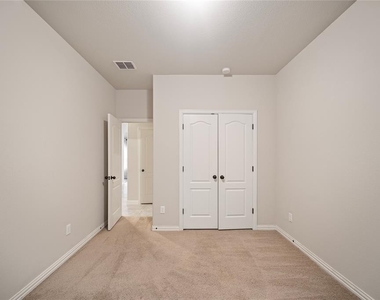 2306 Lucerne Drive - Photo Thumbnail 13