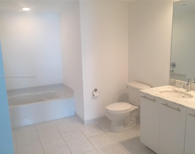 950 Brickell Bay Dr - Photo Thumbnail 13