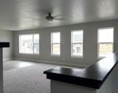 707 Ne Pearl Drive - Photo Thumbnail 5