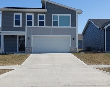 707 Ne Pearl Drive - Photo Thumbnail 1