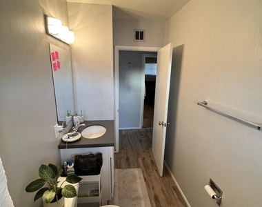 909 E Marlette Avenue - Photo Thumbnail 7