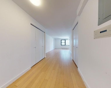 222 East 39th Street - Photo Thumbnail 4