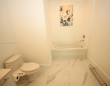 950 Brickell Bay Dr - Photo Thumbnail 33