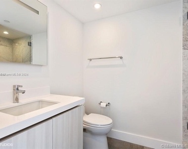 4779 Collins Ave - Photo Thumbnail 11