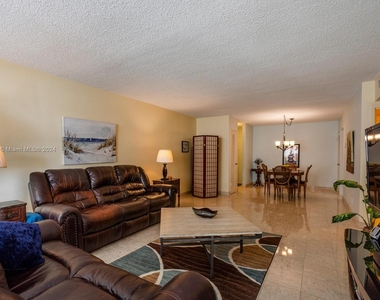 9225 Collins Ave - Photo Thumbnail 2