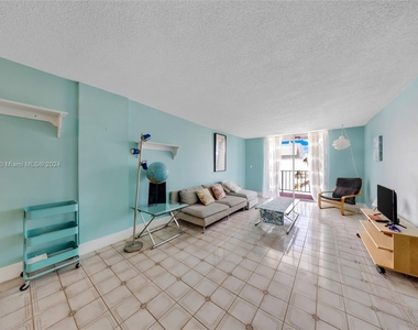 720 Collins Ave - Photo Thumbnail 7