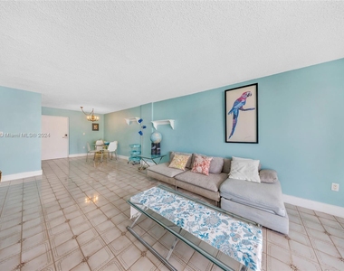 720 Collins Ave - Photo Thumbnail 4