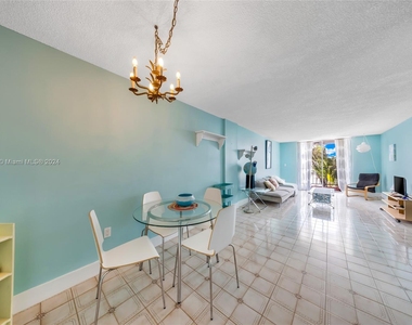 720 Collins Ave - Photo Thumbnail 15