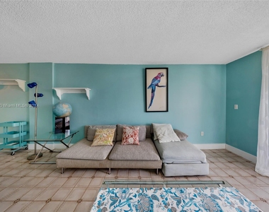 720 Collins Ave - Photo Thumbnail 8