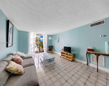 720 Collins Ave - Photo Thumbnail 6