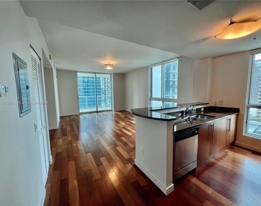 300 S Biscayne Blvd - Photo Thumbnail 1