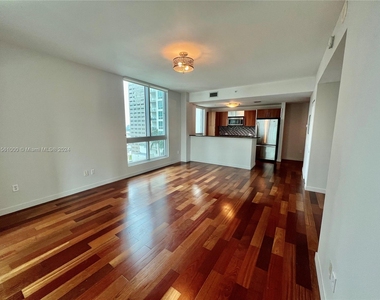 300 S Biscayne Blvd - Photo Thumbnail 0