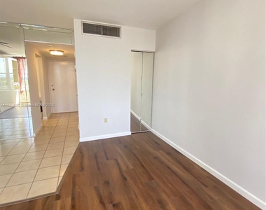 2899 Collins Ave - Photo Thumbnail 5