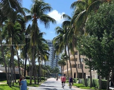 2899 Collins Ave - Photo Thumbnail 17