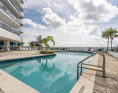 6301 Collins Ave - Photo Thumbnail 19