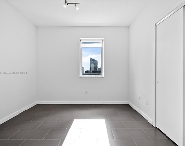 1060 Brickell Ave - Photo Thumbnail 12