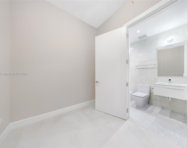 18501 Collins Ave - Photo Thumbnail 26