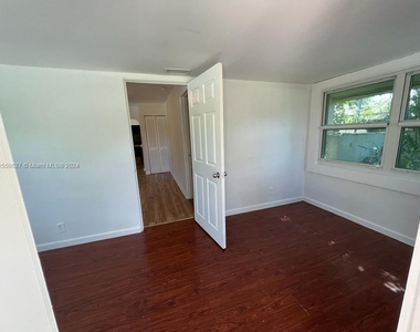 4616 Sw 33rd Ave - Photo Thumbnail 2