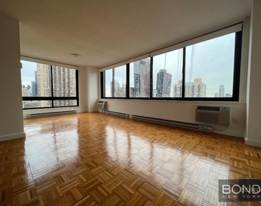 300 East 34th Street - Photo Thumbnail 2