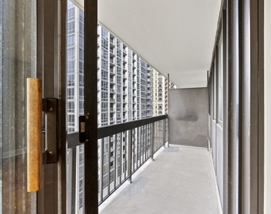 33 W Delaware Place - Photo Thumbnail 12