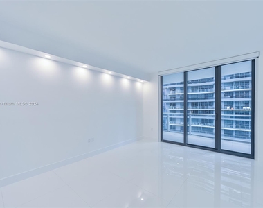 1010 Brickell Ave - Photo Thumbnail 3