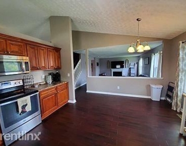 4508 Parkwick Dr - Photo Thumbnail 3