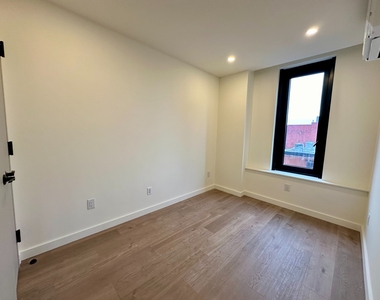 321 Franklin Avenue - Photo Thumbnail 4