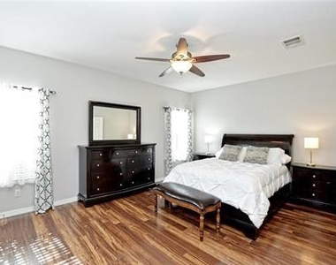 8904 Meridian Oak Ln - Photo Thumbnail 13